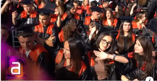 Maturantët e gjimnazit "Hajdar Dushi" diplomojnë në një ceremoni madhështore